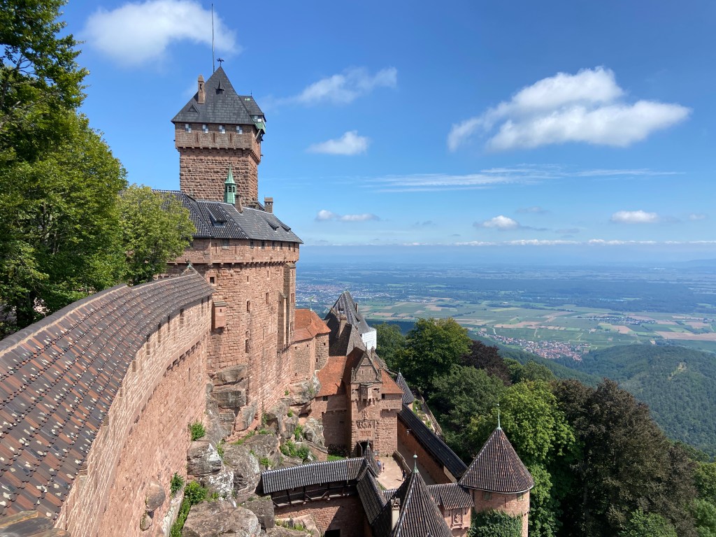 Château du Haut-Koenigsbourg vue sur le donjon et la plaine d'Alsace